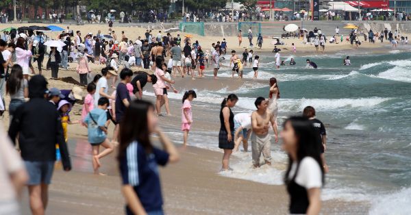 오는 5일은 전국이 대체로 맑고 낮 기온이 25도 이상 오르겠다. 사진은 제21대 대통령 선거일이자 초여름 날씨를 보인 지난 3일 오후 부산 해운대해수욕장을 찾은 시민, 관광객 등이 물놀이를 즐기며 더위를 식히고 있는 모습. /사진=뉴스1