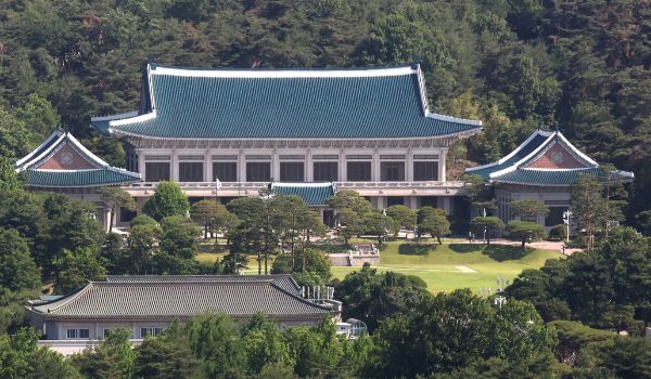 청와대 주변에서 연기가 피어올라 화재로 오인한 시민들이 119에 신고하는 소동이 벌어졌다. 사진은 4일 서울 종로구에서 바라본 청와대 모습. /사진=뉴스1