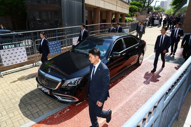 이재명 대통령이 취임 첫날 이용한 의전차는 방탄 기능이 적용된 메르세데스-마이바흐 S-클래스로 알려졌다. /사진=대통령실사진기자단(뉴시스)