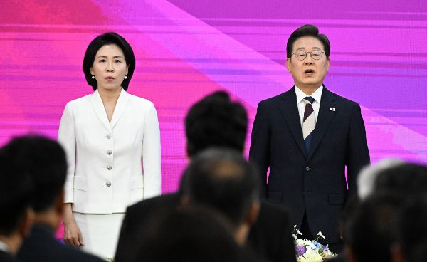 이재명 대통령이 경호처 인사 검증 전까지 경찰의 근접 경호를 받는다. 사진은 이재명 대통령과 김혜경 여사가 서울 여의도 국회에서 열린 제21대 대통령 취임선서에서 애국가를 제창하는 모습. /사진=뉴스1