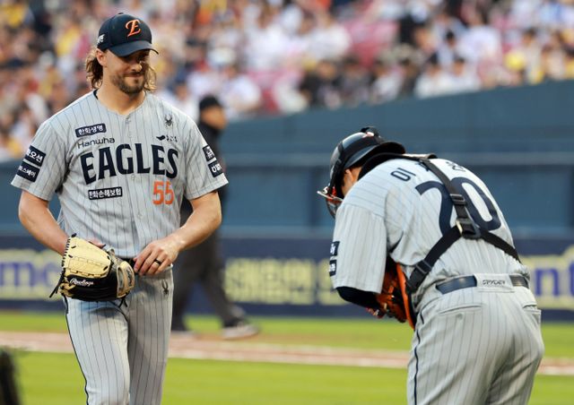 한화 이글스 투수 라이언 와이스가 KT위즈와의 주중 3연전 2차전에 등판한다. 사진은 한화에서 활약 중인 와이스(왼쪽)의 모습. /사진=뉴스1
