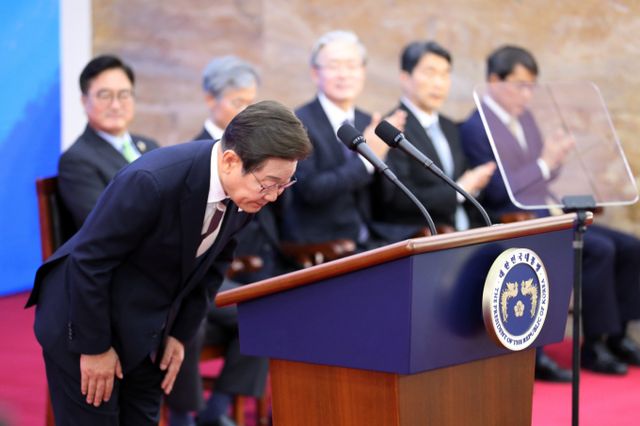 사진은 취임사 발표 전 인사하는 이 대통령. /사진=뉴시스(국회사진기자단)