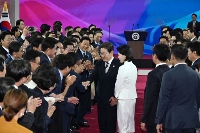 사진은 취임 선서를 위해 국회 로텐더홀에 입장하며 참석자들과 인사를 나누는 이 대통령. /사진=뉴스1(국회사진기자단)