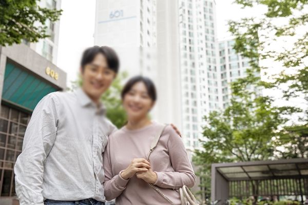 모태솔로인 남동생이 5000만원을 모은 여자친구를 데려와 잠실 30평대 전셋집을 부모님에게 요구해 황당하다는 사연이 전해졌다. 사진은 기사 내용과 직접적인 관련이 없음. /사진=클립아트코리아