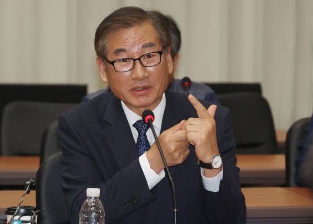 강구영 KAI 사장이 이재명 대통령 취임 첫날 사의를 표명했다. 사진은 강 사장이 2023년 경남 사천 KAI 본사 회의실에서 열린 방위사업청장 방산현장 간담회에 참석했던 모습. /사진=공동취재단(뉴시스)