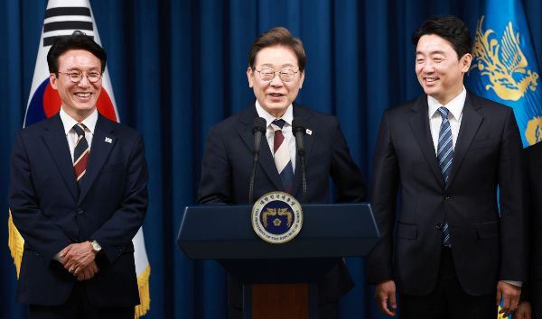 이재명 대통령이 용산 대통령실의 현 상태를 언급하며 황당함을 드러냈다. 사진은 왼쪽부터 김민석 국무총리 후보자, 이재명 대통령, 강훈식 비서실장 모습. /사진=뉴시스