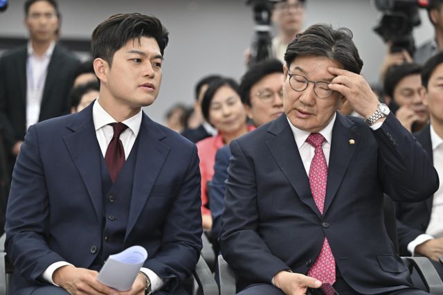 국민의힘이 국회 본회의에 앞서 의원총회를 열고 여당의 입법 독주 대등 방향과 21대 대선 패배 이후 당 쇄신 방향에 대해 논의한다. 사진은 권성동 국민의힘 원내대표(오른쪽)와 김용태 비대위원장(왼쪽)이 4일 서울 여의도 중앙당사에서 열린 제21대 대통령선거 국민의힘 중앙선거대책위원회 해단식에서 대화를 나누고 있는 모습. /사진=뉴스1(공동취재)