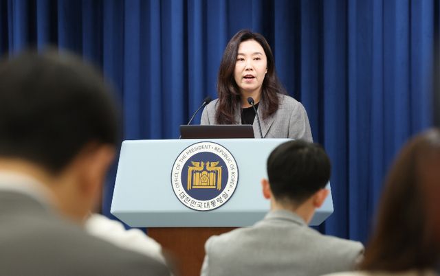 강유정 대통령실 대변인이 5일 오후 브리핑을 열고 현재 진행 중인 이재명 대통령의 국무회의 진행 상황에 대해 설명했다. 사진은 이날 서울 용산 대통령실에서 브리핑하는 강 대변인. /사진=뉴스1