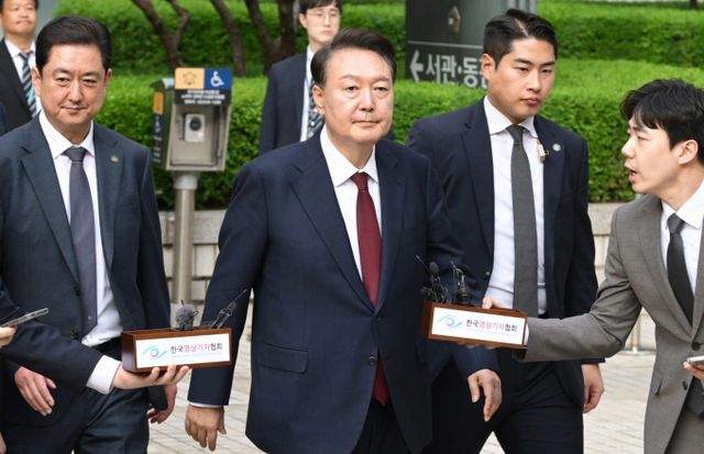오는 9일 윤석열 전 대통령의 내란 우두머리 혐의 6차 공판을 앞두고 법원이 보안을 강화하고 일반 차량 출입을 통제한다. 사진은 지난달 12일 윤 전 대통령이 서울 서초구 중앙지방법원에서 열린 내란 우두머리 혐의, 직권남용 권리행사방해 혐의 사건 3차 공판을 마치고 법원을 나서고 있는 모습. /사진=서울=뉴스1(사진공동취재단)
