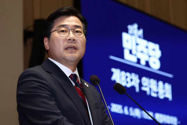 박찬대 더불어민주당 대표 직무대행 겸 원내대표가 5일 서울 여의도 국회에서 열린 의원총회에 참석했다. /사진=뉴스1