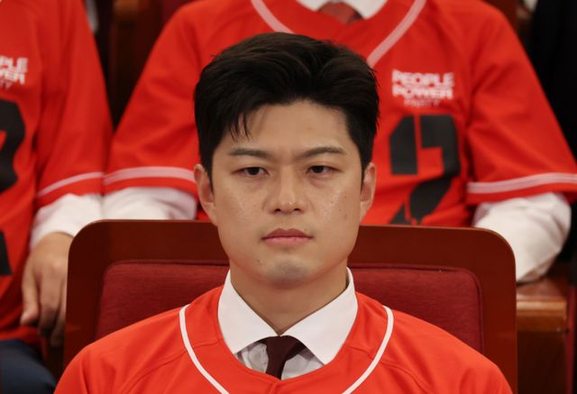 사진은 지난 3일 서울 여의도 국회 도서관에 마련된 국민의힘 제21대 대선 개표 상황실에서 출구조사 결과를 지켜보는 김용태 국민의힘 비상대책위원장. /사진=뉴스1