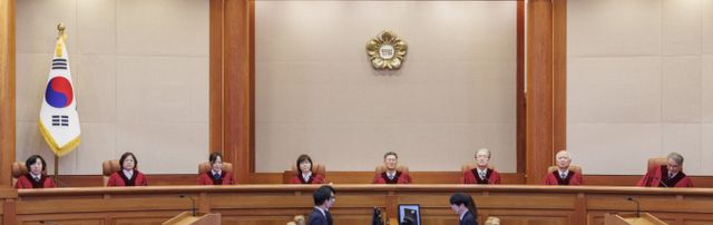 헌법재판소 역시 진보 성향의 우위가 공고해질 전망이다. 사진은 문형배 헌법재판소장 권한대행을 비롯한 헌법재판관들이 지난 4월10일 오후 서울 종로구 재동 헌법재판소에서 열린 박성재 법무부장관 탄핵 심판 선고를 위해 대심판정에 착석하고 있는 모습. /사진=뉴스1