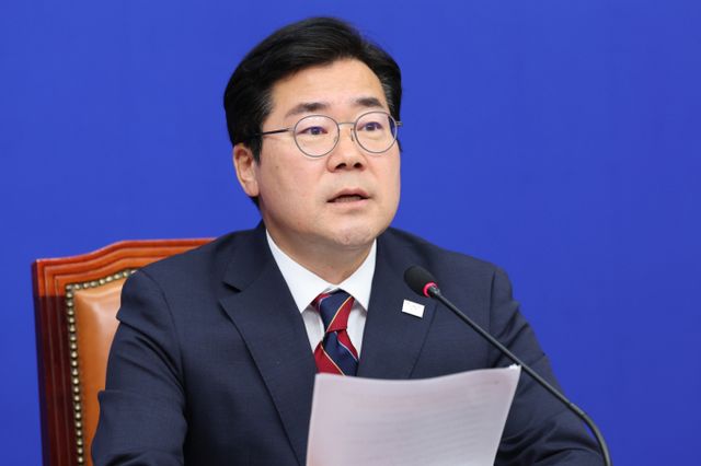 더불어민주당이 내란·김건희·채상병 특검법을 처리할 방침이다. 사진은 5일 서울 여의도 국회에서 열린 민주당 최고위원회의에 참석한 박찬대 더불어민주당 대표 직무대행 겸 원내대표. /사진=뉴스1