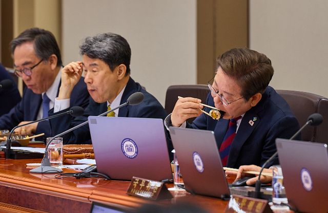 이재명 대통령이 취임 이틀 차인 5일 강행군을 이어갔다. 사진은 이날 오전 국무회의 중 김밥을 먹는 이 대통령. /사진=대통령실