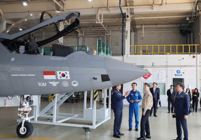 현대차증권은 한국항공우주에 대해 긍정 평가를 내놨다. 사진은 당시 이주호 대통령 권한대행 부총리 겸 교육부 장관이 지난달 27일 경남 사천 한국항공우주산업(KAI)에서 한국형 전투기 KF-21 설명을 듣는 모습. /사진=뉴스1