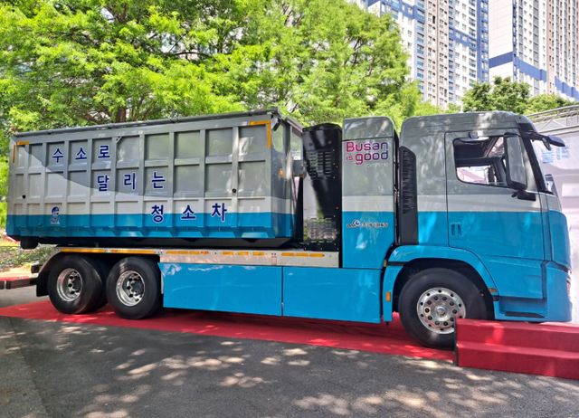 현대차가 부산시에 무공해 수소청소차를 공급한다. /사진=현대차