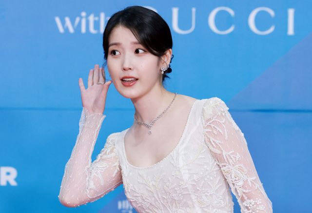 가수 아이유를 괴롭힌 40대 악플러가 추가 벌금형을 받았다.사진은 지난달 5일 서울 강남구 코엑스에서 열린 '61회 백상예술대상' 레드카펫에 참석한 가수 겸 배우 아이유. /사진=뉴스1