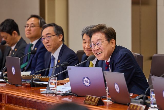 이재명 대통령이 해양수산부의 부산 이전을 조속히 추진하라고 국무위원들에게 지시했다. 사진은 이재명 대통령이 5일 서울 용산구 대통령실 청사에서 열린 국무회의에 입장하고 있는 모습. /사진=뉴스1