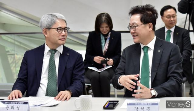 (왼쪽부터) 강석훈 산업은행 회장과 윤희성 수출입은행장이 19일 서울 마포구 증산로 서울에너지드림센터에서 진행된 민·관, 기후위기 대응을 위한 금융지원 확대방안 간담회에 참석, 대화를 나누고 있다./사진=임한별 기자