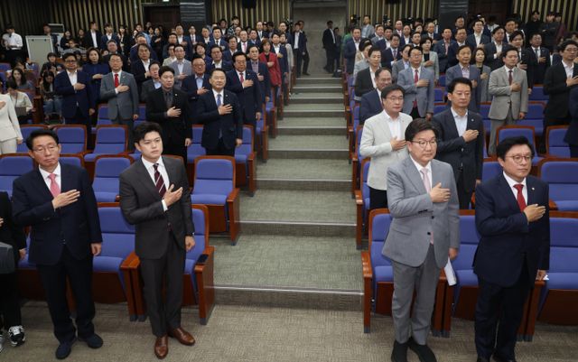 국민의힘이 더불어민주당의 3대 특검법과 검사징계법에 대해 반대 표결을 당론으로 결정했다. 김용태 국민의힘 비상대책위원장과 권성동 원내대표를 비롯한 의원들이 5일 서울 여의도 국회에서 열린 의원총회에서 국민의례를 하고 있다. /사진=뉴시스