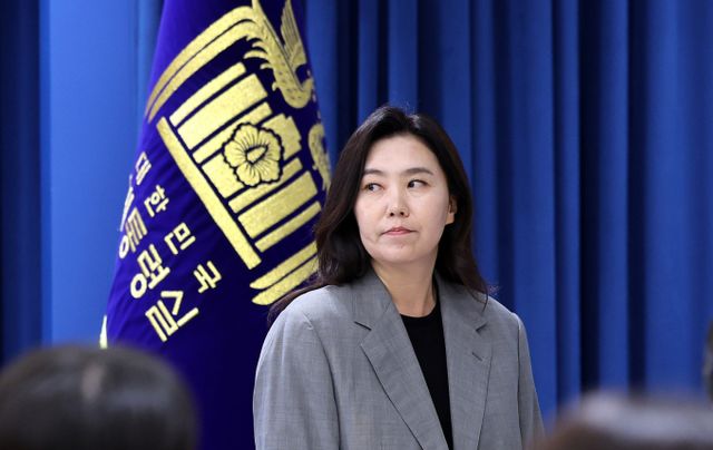 강유정 대통령실 대변인은 브리핑 이후 기자들과 만나 트럼프 전 미국 대통령과의 통화 일정에 대해 "여러 특이성이 있는 상황에서 시차와 일정을 고려해 조율 중"이라며 "아직 확정된 것은 없지만 빠른 시일 내에 결정될 것으로 본다. 일정이 정해지면 서면을 통해서라도 신속히 공지하겠다"고 전했다. 사진은 강유정 대통령실 대변인이 5일 서울 용산구 대통령실 청사에서 현안 브리핑을 마친 뒤 자리를 이동하고 있는 모습. /사진=뉴스1