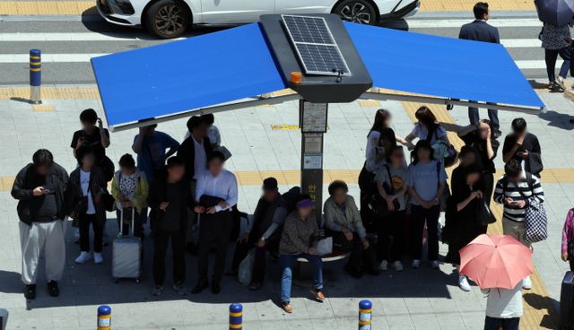 오는 6일 낮 최고 기온이 31도의 무더위가 예상된다. 사진은 지난 4일 부산 동구 부산역 광장 횡단보도 앞에 설치된 그늘막 아래 시민들이 서있는 모습. /사진=뉴시스