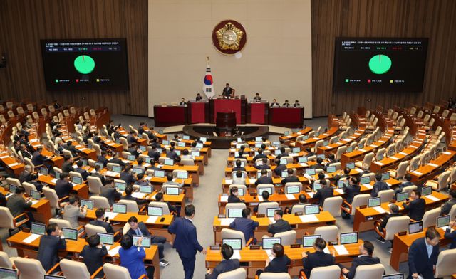 채상병·내란·김건희 특검법이 5일 오후 국회 본회의를 통과했다. 사진은 이날 김건희 특검법을 통과시키는 국회. /사진=뉴시스
