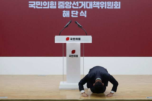야당이 된 국민의힘의 생존 전략이 주목된다. 사진은 지난 4일 서울 여의도 국민의힘 당사에서 열린 중앙선대위 해단식에서 큰절하는 김문수 전 고용노동부 장관(국민의힘 대선 후보). /사진=뉴스1(공동취재)