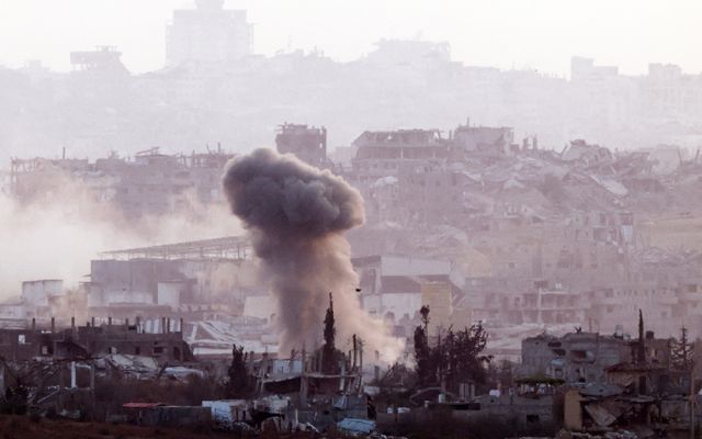 유엔 안전보장이사회(안보리)의 가자전쟁 휴전 요구 결의안이 미국의 거부권 행사로 또 무산됐다. 사진은 지난 4일(현지시각) 폭발로 인해 가자지구에서 연기가 피어오르고 있는 모습. /사진=로이터