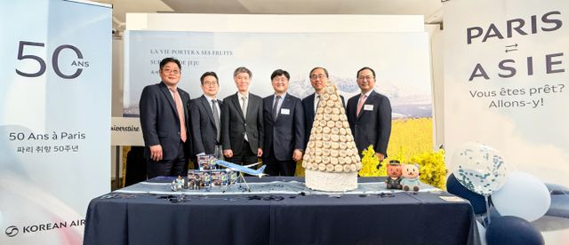 심현준(왼쪽부터) 대한항공 프랑스지점장, 김병지 대한항공 여객영업부담당, 이일열 주프랑스한국문화원장, 최정호 대한항공 영업 총괄 부사장, 문승현 주프랑스한국대사, 장성식 대한항공 구주지역통합담당이 지난 4일(현지시각) 프랑스 파리에서 열린 대한항공 여객 노선 취항 50주년 기념행사에 참석했다. /사진=대한항공