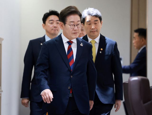 이재명 대통령이 첫 국무회의를 주재하며 국정 운영의 방향타를 직접 잡기 시작했다. 사진은 이재명 대통령이 5일 서울 용산구 대통령실 청사에서 열린 국무회의에 입장하고 있는 모습. /사진=뉴시스