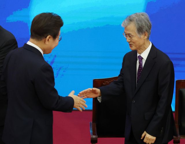 사법부 내부에서는 이 대통령의 사법개혁 구상에 대체로 공감하는 분위기가 감지된다. 사진은 이재명 대통령이 지난 4일 서울 여의도 국회 로텐더홀에서 열린 제21대 대통령 취임선서에서 조희대 대법원장과 악수하고 있는 모습. /사진=뉴시스