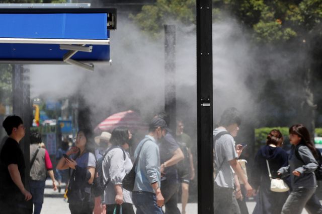 6일 낮 최고 기온이 31도의 무더운 날씨가 예측된다. 사진은 지난 4일 부산 동구 부산역 앞을 지나는 시민과 관광객들 사이로 쿨링포그가 가동되고 있는 모습. /사진=뉴스1