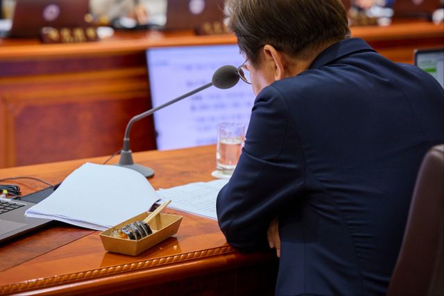 이 대통령은 과학기술정보통신부로부터 국가 AI(인공지능) 컴퓨팅센터 추진 현황과 R&D(연구개발) 관련 보고를 받은 뒤 "행정편의주의를 탈피하라"며 실질적 개선을 주문했다. 사진은 이 대통령이 5일 서울 용산구 대통령실 청사에서 김밥을 먹으며 국무회의를 주재하고 있는 모습. /사진=대통령실 제공