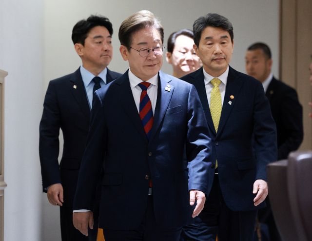 이재명 대통령이 5일 취임 후 처음 국무회의를 주재했다. 사진은 이날 서울 용산구 대통령실 청사에서 열린 국무회의에 참석하는 이 대통령. /사진=뉴시스