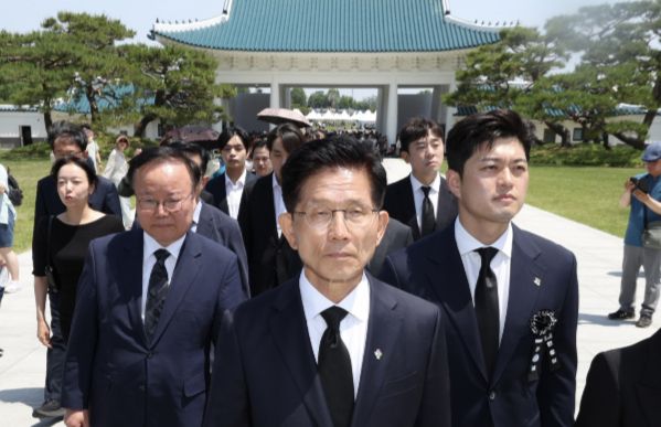 김문수 전 국민의힘 대통령 후보가 김용태 국민의힘 비상대책위원장과 국립현충원을 참배한 것을 두고 당권 도전 행보라는 해석이 나온다. 사진은 김문수 전 국민의힘 대통령 후보가 국립서울현충원에서 김용태 국민의힘 비상대책위원장, 대선 캠프 참모들과 함께 현충탑 참배를 기다리는 모습. /사진=뉴시스