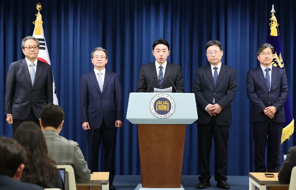 이재명 정부가 수석 비서관 인선을 발표했다. 사진은 왼쪽부터 문진영 사회수석, 김용범 정책실장, 강훈식 비서실장, 하준경 경제성장수석, 류덕현 수석급 재정기획보좌관 모습. /사진=뉴스1