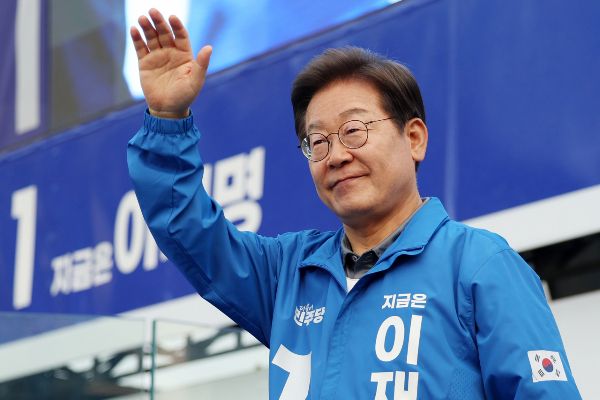 이재명 대통령의 지시에 따라 해양수산부가 부산 이전 작업에 본격 착수한다. 사진은 이재명 대통령이(당시 더불어민주당 대통령 후보) 지난 1일 부산 동구 부산역 광장에서 열린 유세에서 연설을 마친 모습. /사진=뉴시스