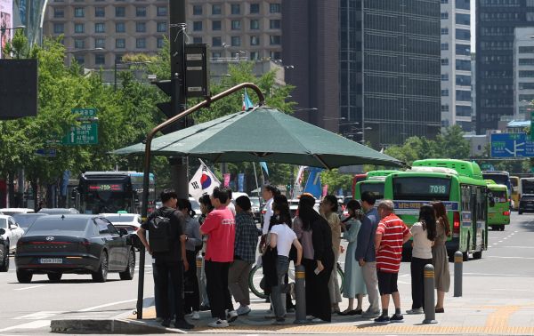7일 전국이 흐린 가운데 한낮 최고 기온이 32도까지 올라 덥겠다. 사진은 서울 종로구 세종대로사거리에서 시민들이 그늘막 아래에 모인 모습. /사진=뉴시스