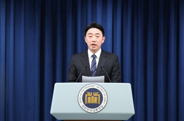 대통령실이 국정상황실을 확대하고 수석급 재정기획 보좌관 등을 신설하는 내용의 조직개편안을 단행한다. 사진은 강훈식 대통령 비서실장이 대통령실 조직개편안을 발표하는 모. /사진=뉴스1