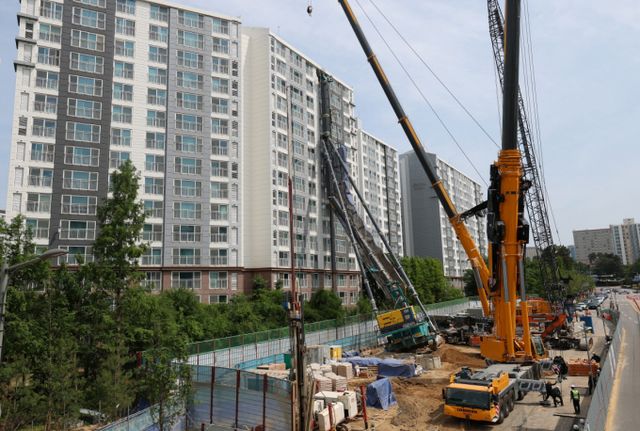 경기도 용인시 기흥구 공사 현장에서 작업 중이던 천공기가 인근 아파트로 넘어지는 사고가 발생했다. /사진=뉴스1