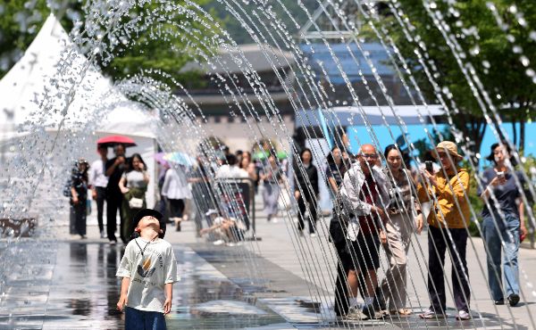 7일 최고 기온이 32도까지 올라 덥겠다. 사진은 서울 종로구 광화문광장 분수터널에서 어린이가 무더위를 식히는 모습. /사진=뉴시스