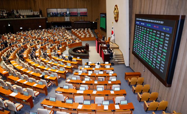 지난 5일 오후 서울 여의도 국회 본회의에서 김재섭, 한지아, 안철수, 김예지, 배현진 국민의힘 의원이 채해병 특검법(순직 해병 수사 방해 및 사건 은폐 등의 진상규명을 위한 특별검사의 임명 등에 관한 법률안) 찬성 표결을 하고 있다.사진=뉴스1 