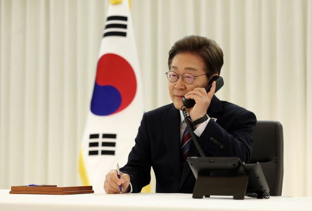 이재명 대통령이 6일 서울 한남동 관저에서 도널드 트럼프 미국 대통령과 전화 통화를 하기 위해 수화기를 들고 있다./사진=뉴시스