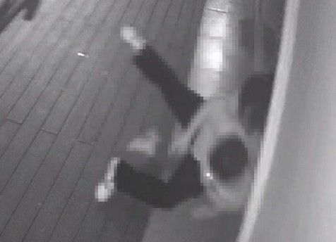 만취한 2명에 의해 매장 유리가 깨진 사장 A씨가 억울하다는 사연을 올렸다. 사진은 A씨가 공유한 CCTV./사진=뉴시스