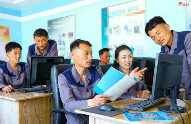 7일 북한이 대규모 인터넷 접속 장애를 약 반나절 만에 복구했다. 사진은 금야수력발전설비공장 종업원들이 과학기술보급실에서 학습에 열중한 모습./사진＝평양 노동신문, 뉴스1