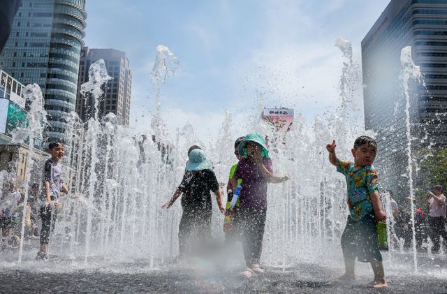  현충일 연휴 마지막 날인 일요일은 내륙을 중심으로 최고 체감온도가 31도 이상으로 오르겠다. 사진은 서울 종로구 광화문광장 분수대를 찾은 어린이들./서울=뉴스1