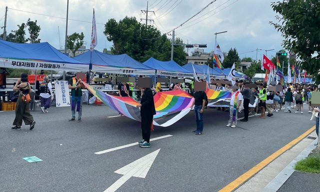 대전 소제동 전통나래관 앞에서 '사랑이쥬(사랑 is you), 우리 여기 있어'를 슬로건으로 진행된 '제1회 대전퀴어문화축제' 참가자들이 거리 행진을 하고 있다./사진=뉴스1