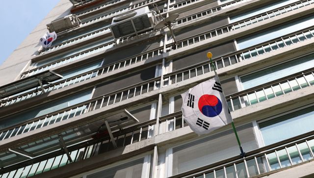 제70회 현충일인 6일 오전 서울의 한 아파트 단지 일부세대에 태극기가 게양돼 있다.(사진은 기사와 무관)/사진=뉴스1