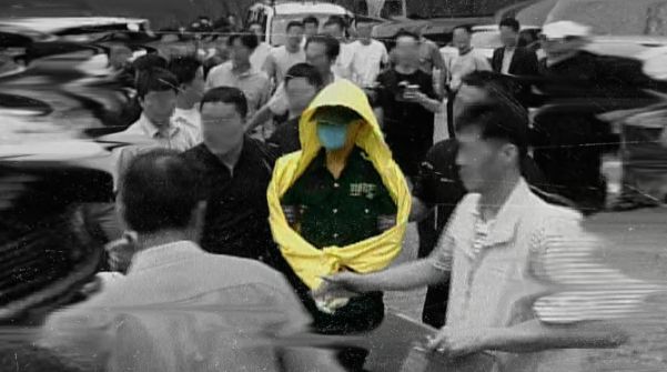 연쇄 살인마 유영철이 수감 생활 중 귀신이 보인다며 불안을 호소했다. 사진은 '레인코트 킬러: 유영철을 추격하다' 중 일부분. /사진=넷플릭스 제공 